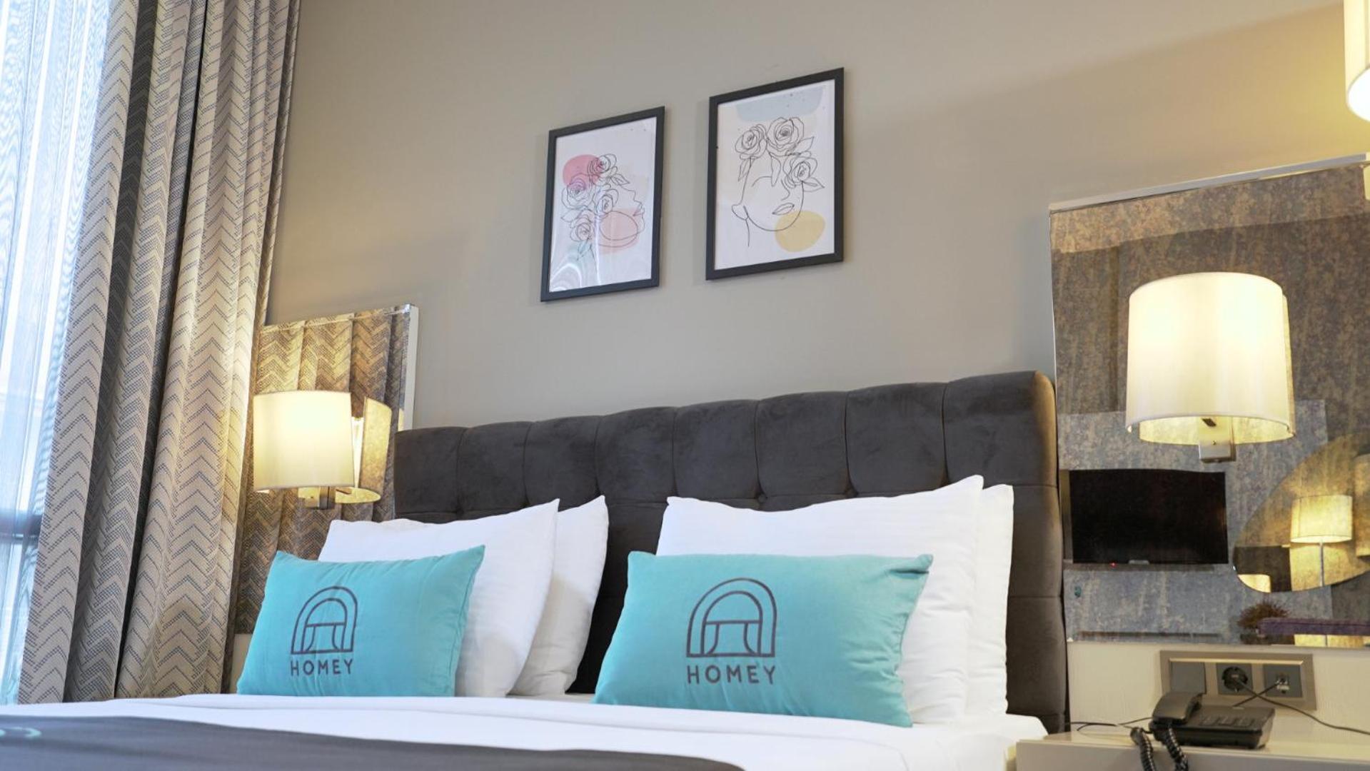 Homey Airport 4*